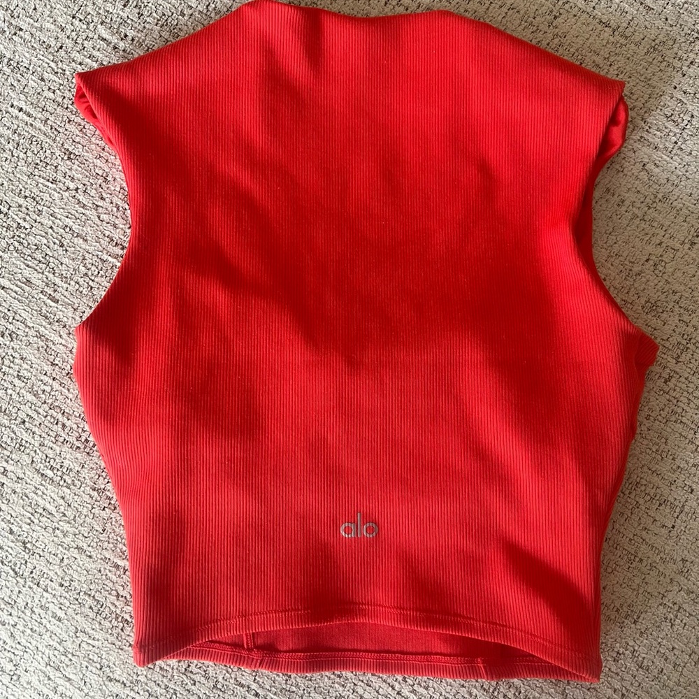 ALO Yoga Women's Red Top - Picture 3 of 3